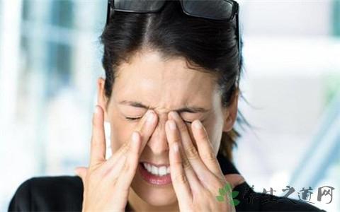 用不洁的手搓揉眼睛,或是长期戴隐形眼镜,导致了结膜炎,容易感染细菌.